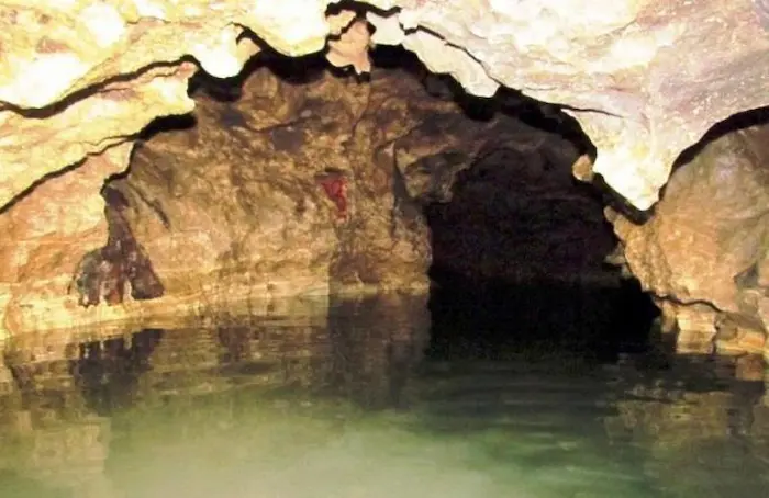 تونل های سنگی و مستحکم داخلی  غار آبی دانیال 54645413415241