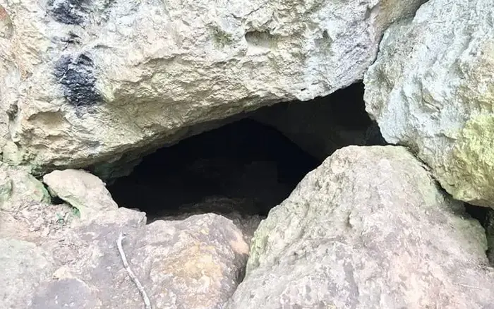 سنگ های بزرگ دیواره های غار ابی دانیال 13211554346854