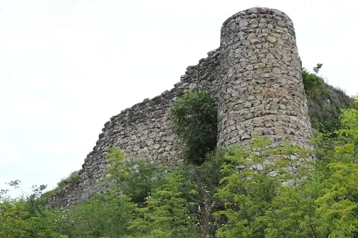 قلعه آجری مارکوه با محوطه سرسبز 441456845400