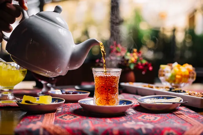 ریختن چای قرمز در لیوان یکی از سوغاتی های شهر کتالم 4897