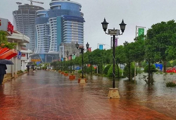 خیابان باران خورده سلمان شهر در امتداد برج های دوقلو قو 445641561
