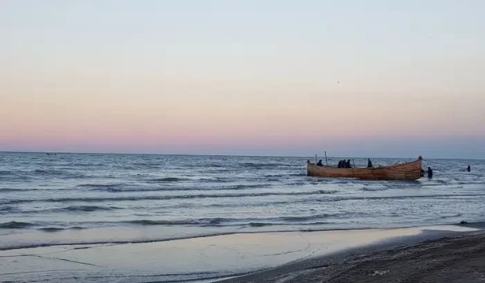 قایق در ساحل گلسرخ چابکسر 54125415