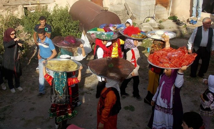 مردم سینی به سر در کوچه های سلمان شهر جهت آداب رسوم 6545614561
