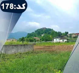 محوطه سرسبز و ویلاهای مسکونی اطراف زمین در عباس آباد