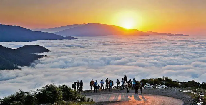 کوه پیمایی گردشگران در غروب خورشید و ابرها در ارتفاعات مازیچال 485641