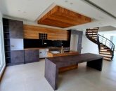 جزیره آشپزخانه و کابینت های لوکس با متریال چوبی ویلا در تنکابن 84541