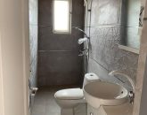 حمام با شیرآلات مدرن و کاغذ دیواری طرحدار آپارتمان در نشتارود 484465