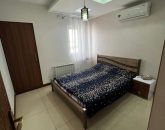 اتاق خواب با درب های چوبی و سیستم سرمایشی اسپیلت آپارتمان در عباس آباد 65625622