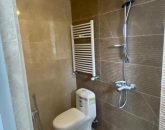 حمام به همراه توالت فرنگی و دیوارهای سنگی کرم آپارتمان در کتالم 9562