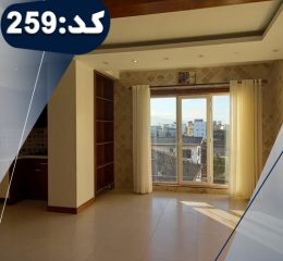 سالن نشیمن با پنجره های نورگیر و دیوارهای کاغذ دیواری شده آپارتمان در نصیرآباد تنکابن