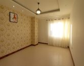 اتاق خواب با کاغذ دیواری طرح دار و پنجره نورگیر آپارتمان در نصیرآباد تنکابن 94565