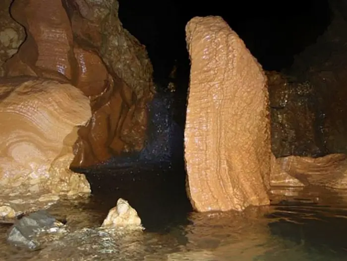 صخره های بزرگ و رودخانه آن در غار دهچال عباس آباد 45446868784
