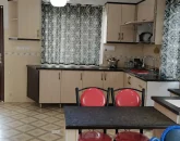 آشپزخانه با کابینت های ام دی اف، اپن و صندلی های قرمز ویلا در شیرود 48444