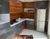 آشپزخانه با کابینت های هایگلاس و چوبی، یخچال ویلا در کتالم 5489674