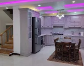 آشپزخانه با کابینت های چوبی طوسی و لباسشویی، یخچال ویلا در رامسر 45897پ