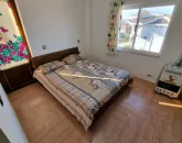 اتاق خواب مستر با تخت 2 نفره و پنجره آپارتمان در شیرود 4547857