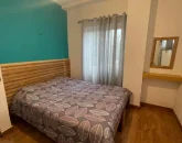 اتاق مستر با تخت 2 نفره و آینه و پنجره ویلا در سلمانشهر 45684