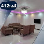 اتاق پذیرایی با مبلمان قهوه ای رنگ و کفپوش سرامیکی و تلوزیون دیواری ویلا در رامسر 445649