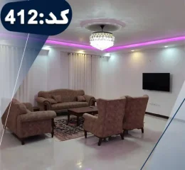 اتاق پذیرایی با مبلمان قهوه ای رنگ و کفپوش سرامیکی و تلوزیون دیواری ویلا در رامسر 445649