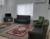 اتاق پذیرایی فرش شده به همراه مبلمان و اسپیلت ویلا در رامسر 594584