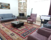 اتاق پذیرایی فرش شده به همراه مبلمان یاسی و میز تلوزیون، بخاری گازی و اسپیلت و فوتبال دستی ویلا در عباس آباد 48454