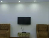 تلوزیون دیواری با مبلمان قهوه ای آپارتمان در تنکابن 46874