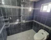 حمام و سرویس بهداشتی فرنگی با کاشی های سفید مشکی آپارتمان در شیرود 4464