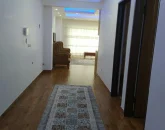 راه رو و درب های چوبی و اتاق پذیرایی آپارتمان در تنکابن 564568