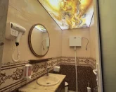 سرویس بهداشتی ایرانی به همراه سشوار، روشو آینه، سقف کاذب ویلا در رامسر 48547