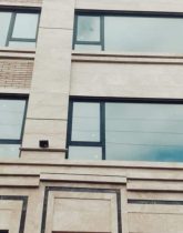 نمای سنگی و آجرنما با پنجره های بزرگ آپارتمان در تنکابن 94616
