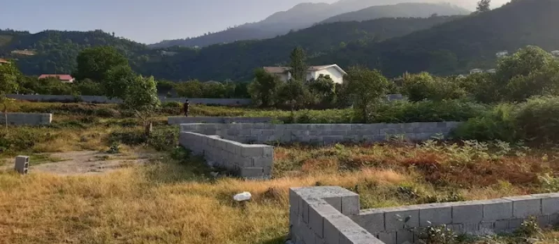 زمین مسکونی دیوارچینی شده در بافت با محوطه کوهستان های اطراف در رامسر 541564165847586