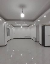 سالن پذیرایی با استفاده از گچ بری های مدرن سقفی و نورپردازیآپارتمان در تنکابن 95263