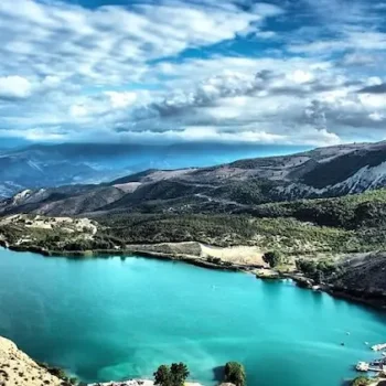 دریاچه آبی احاطه شده در کوهستان در زیر آسمان آبی ابری دریاچه ولشت عباس آباد 15641689498741